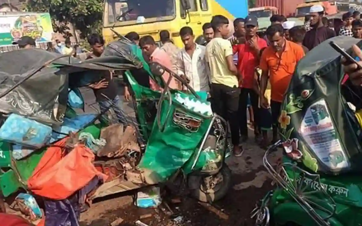 RisingCumilla.Com - A covered van hit a standing auto in Chouddagram, Cumilla, killing 2