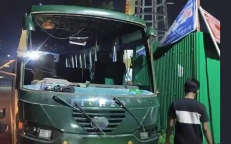 RisingCumilla.Com - Clash between Barisal University-BM College students, hundreds injured