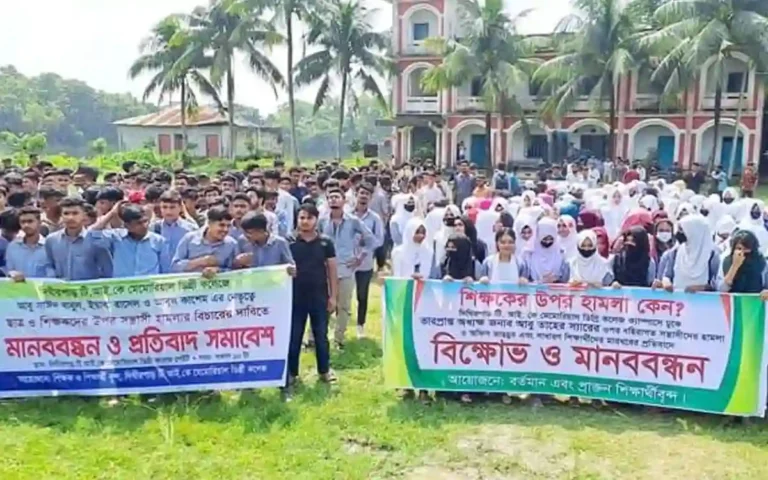 RisingCumilla.Com - Complaints of beating the principal in Cumilla, students protest