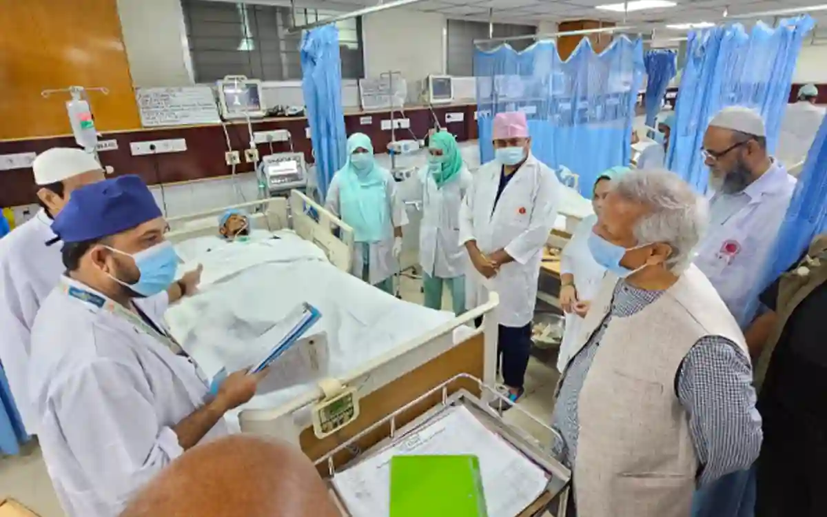 RisingCumilla.Com - Dr. Yunus went to the neuroscience hospital to inquire about the injured