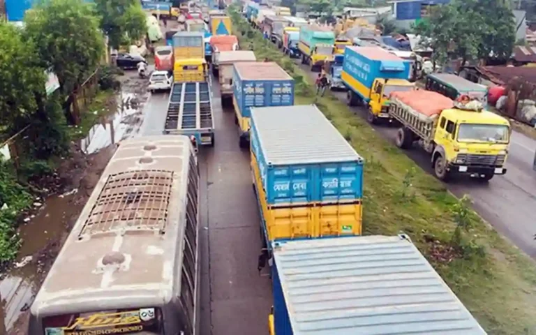 RisingCumilla.Com - Long traffic jam on Dhaka-Chittagong highway