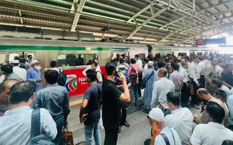 RisingCumilla.Com - Metrorail closed due to viaduct spring, commuters suffer
