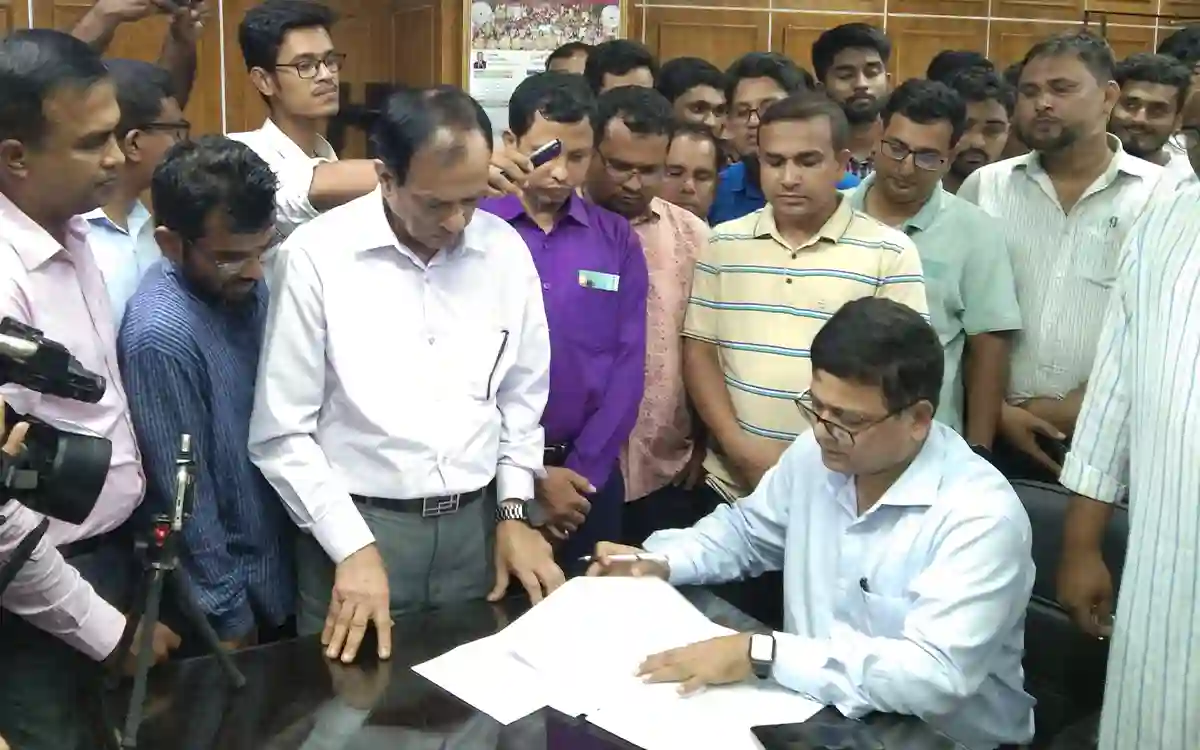 RisingCumilla.Com - My door is always open for you, you never have to make an appointment Said Berobi Vice-Chancellor