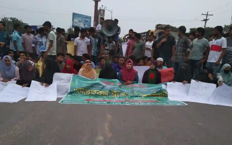RisingCumilla.Com - The North Bengal blockade of the students to demand the appointment of VC