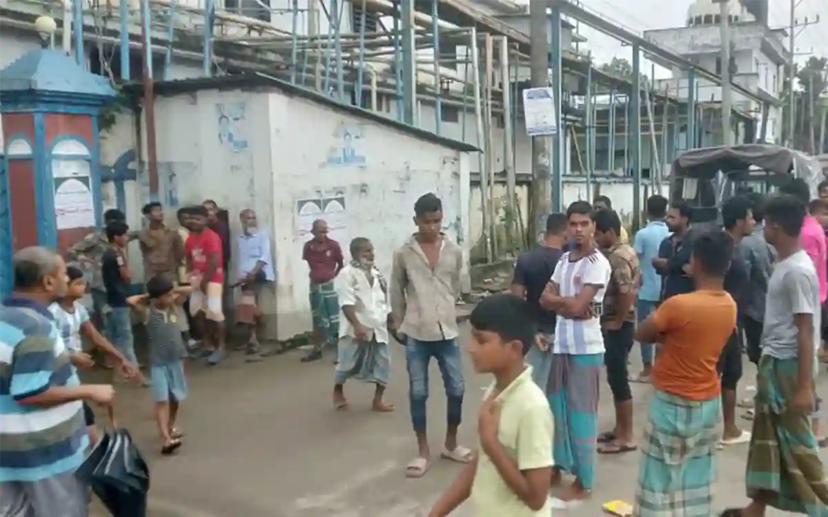 RisingCumilla.Com - Workers of former MP Kiran's factory are in human chain to demand due salary