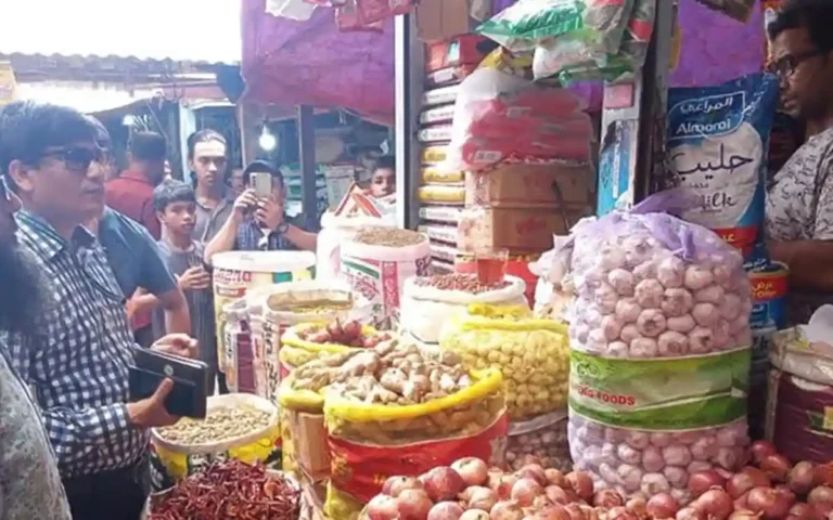 কুমিল্লা নগরীর রাজগঞ্জ বাজারের ৬ প্রতিষ্ঠানকে ২২ হাজার টাকা জরিমানা