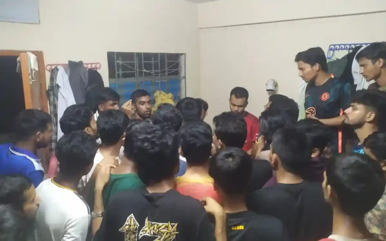 কুমিল্লা বিশ্ববিদ্যালয়ে ফুলের টব নিয়ে সিনিয়র–জুনিয়র দ্বন্দ্ব, ভিডিও করায় সাংবাদিক হেনস্তা