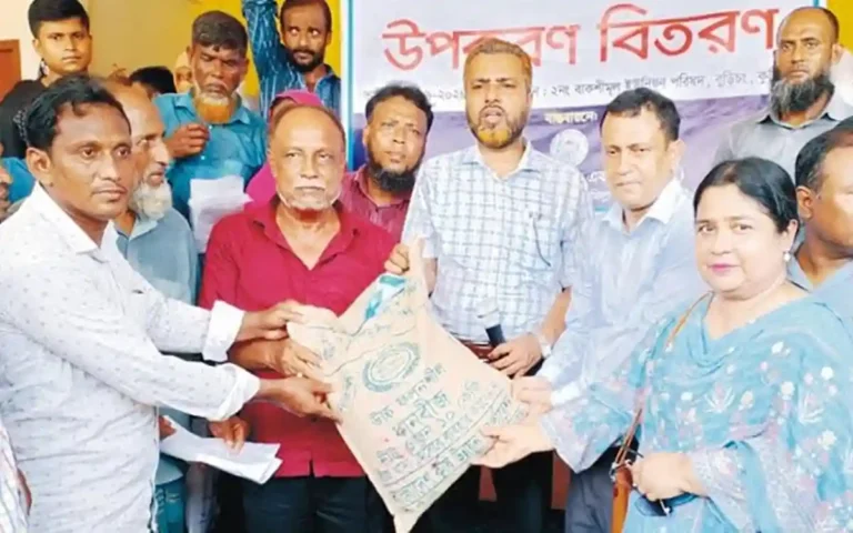কুমিল্লায় পল্লী উন্নয়ন একাডেমি বন্যাদুর্গত কৃষকদের মধ্যে ধানবীজ বিতরণ করে