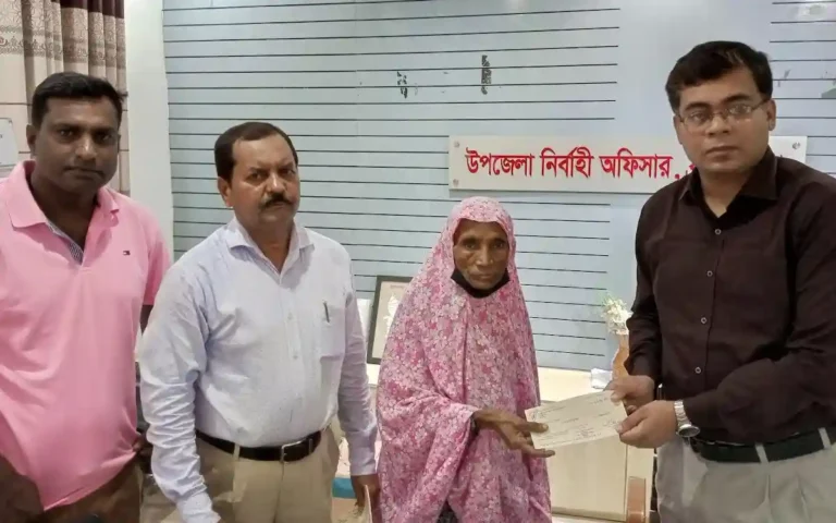 ব্রাহ্মণপাড়ায় জটিল ও কঠিন রোগে আক্রান্তদের মাঝে অনুদানের চেক বিতরন