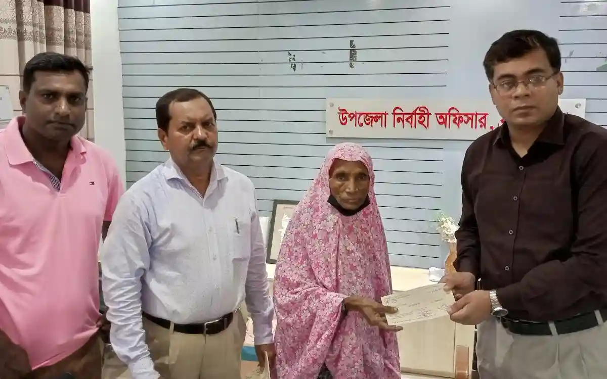 ব্রাহ্মণপাড়ায় জটিল ও কঠিন রোগে আক্রান্তদের মাঝে অনুদানের চেক বিতরন