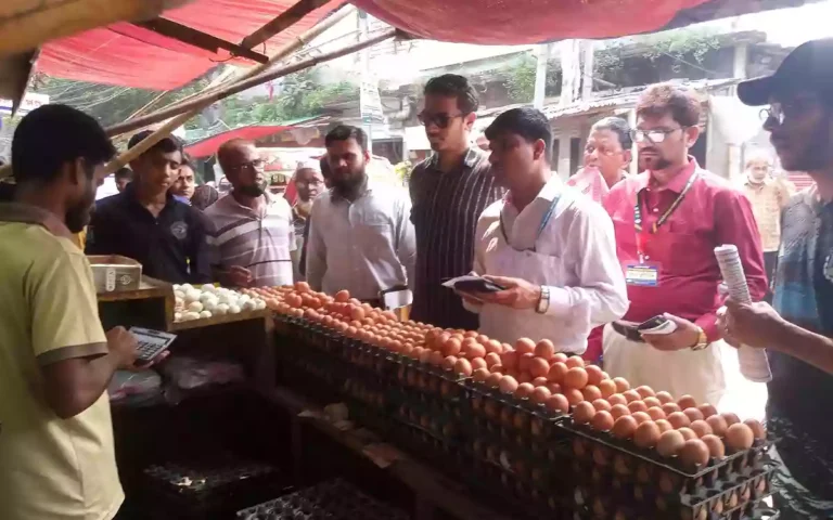 Rising Cumilla - 2 companies were fined in the operation of the task force to control the prices of daily commodities in Comilla's Badsha Mia market