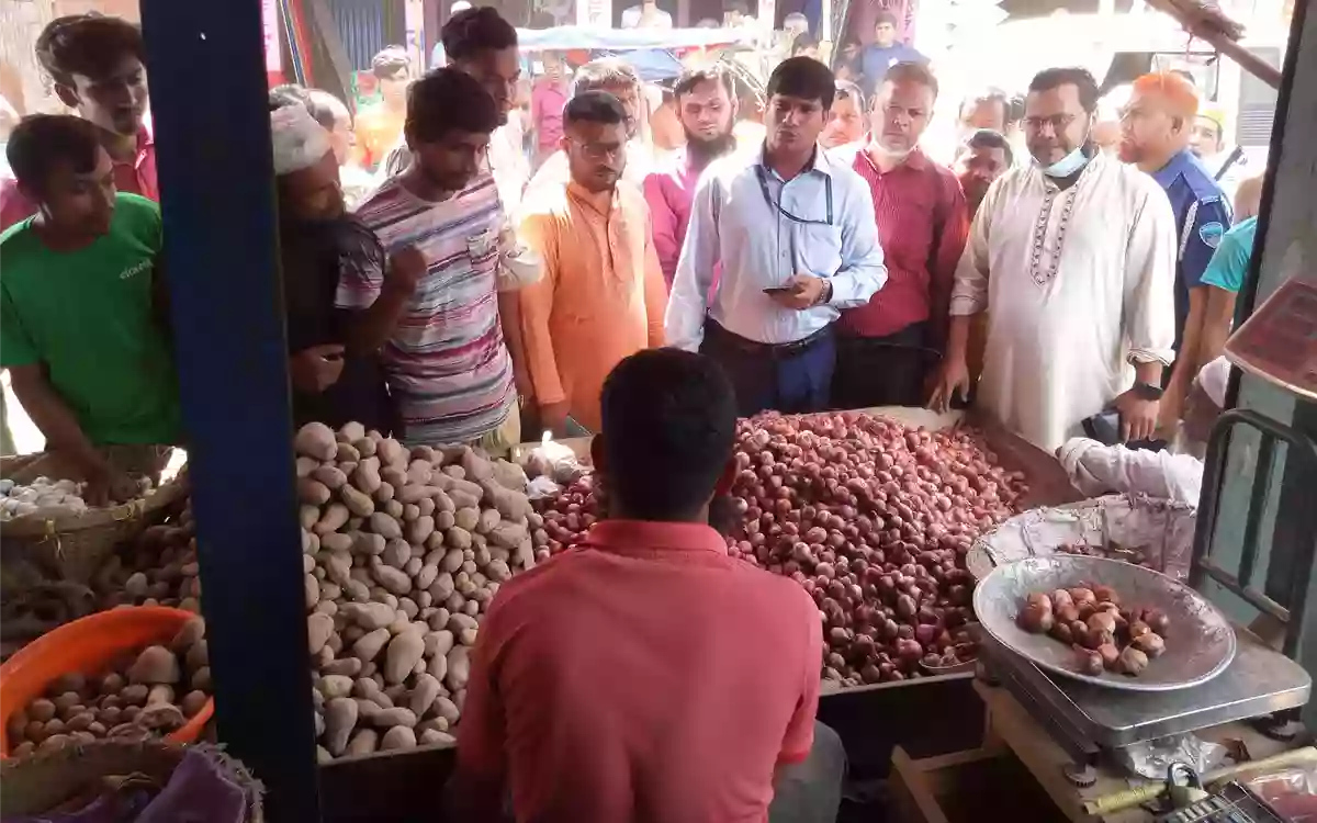 Rising Cumilla - 7 companies in Cumilla were fined Tk 42,000 for selling products at higher prices