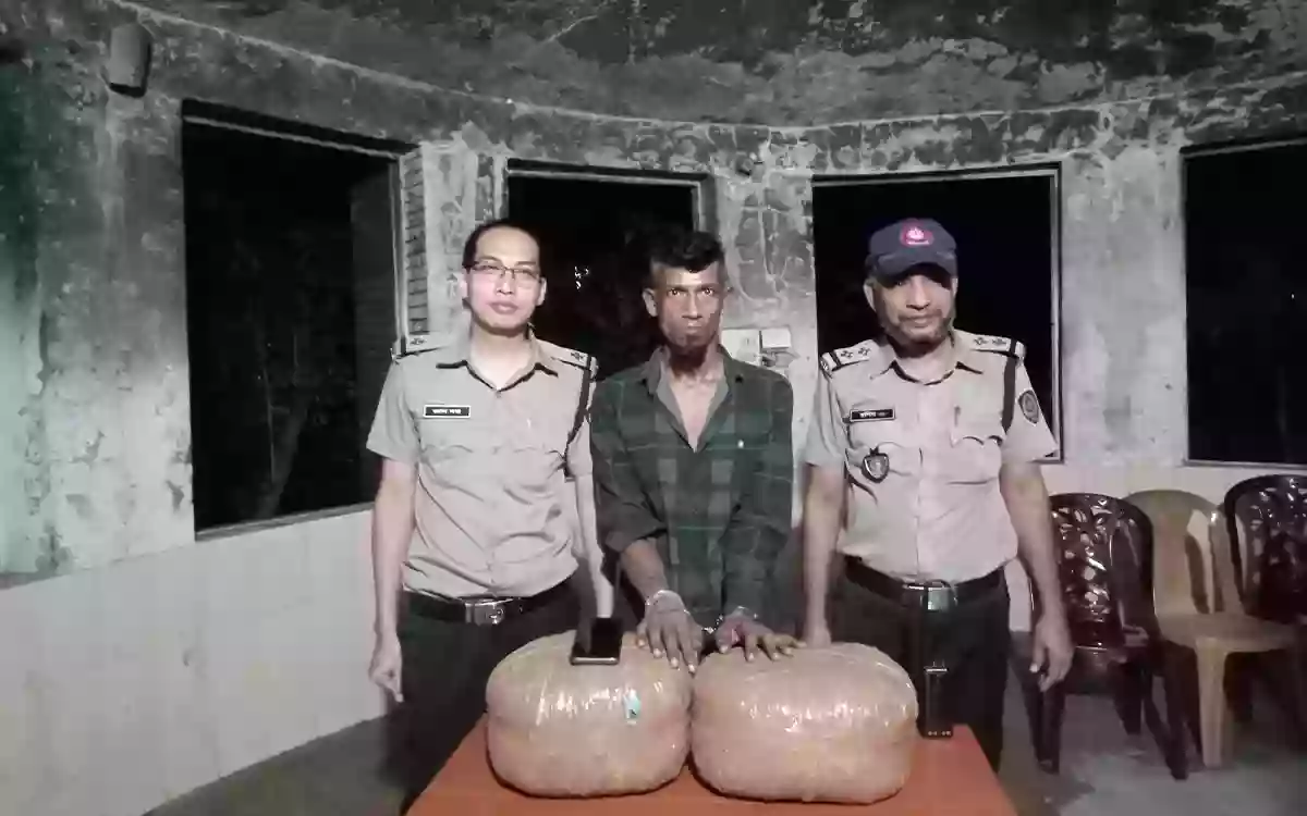 Rising Cumilla - 8 kg ganja, cash found in garage, arrest-1