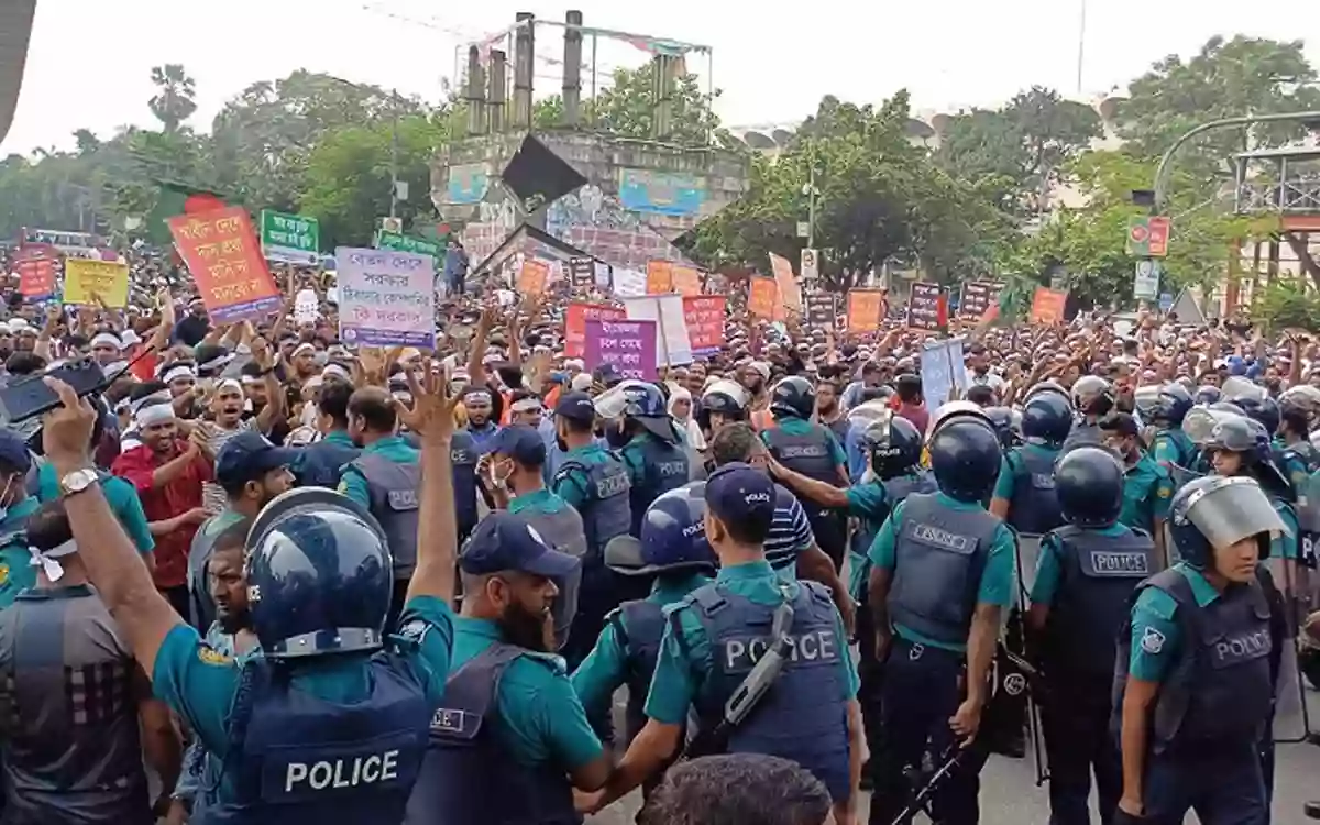 Rising Cumilla - Blockade of outsourcing workers demanding nationalization of jobs, severe traffic jam