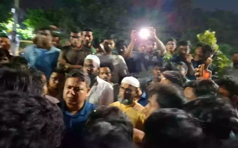 Rising Cumilla - Clash of local and Berobi students over eve teasing, 4 injured