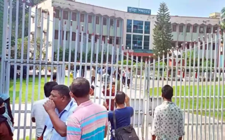 Rising Cumilla - Cumilla Education Board also protested by hanging locks demanding pass from fail