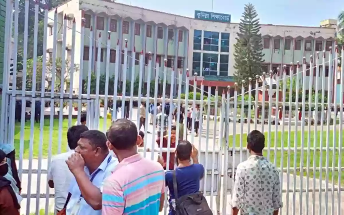 Rising Cumilla - Cumilla Education Board also protested by hanging locks demanding pass from fail