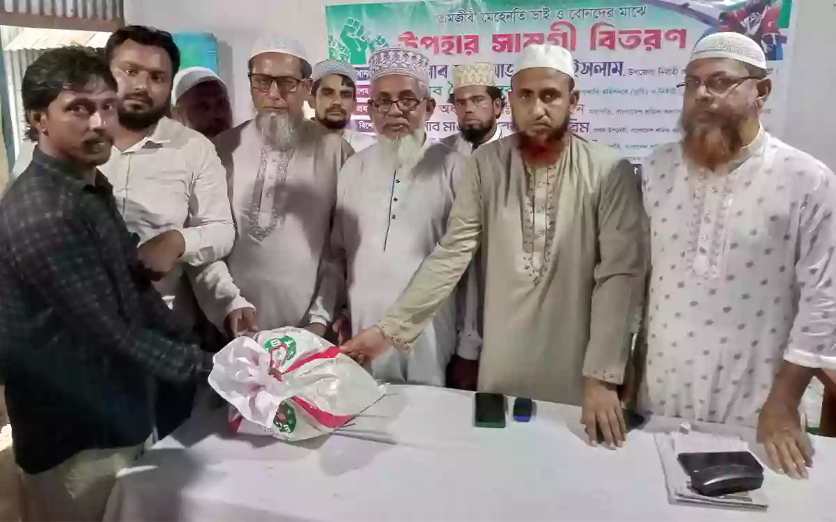 Rising Cumilla - Distribution of gifts among the hard working people of Shramik Kalyan Federation in Brahmanpara, Cumilla