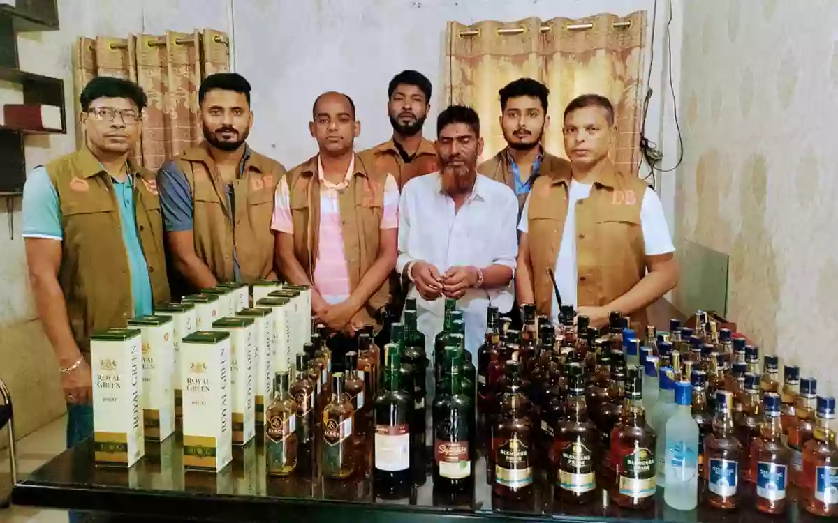 Rising Cumilla - Drug dealer arrested with 80 bottles of foreign liquor in Noakhali
