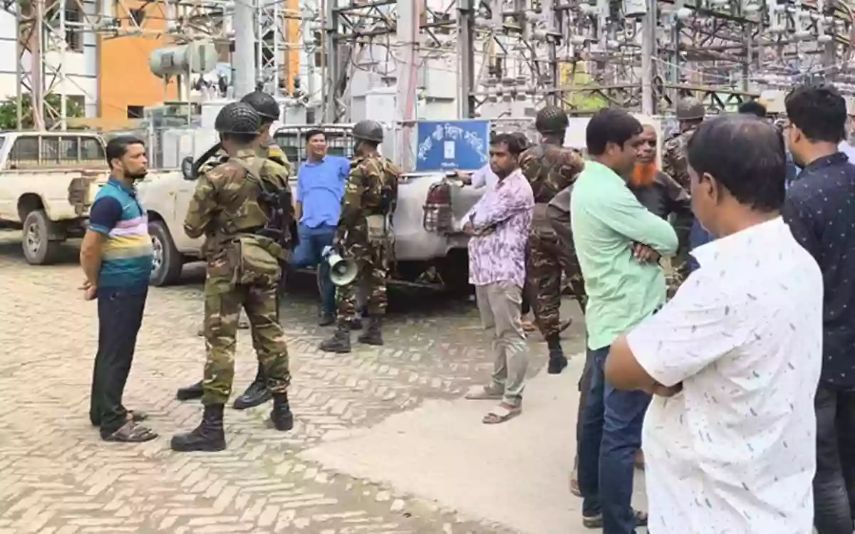 Rising Cumilla - In Cumilla, rural electricity employees stopped the electricity supply and observed a strike