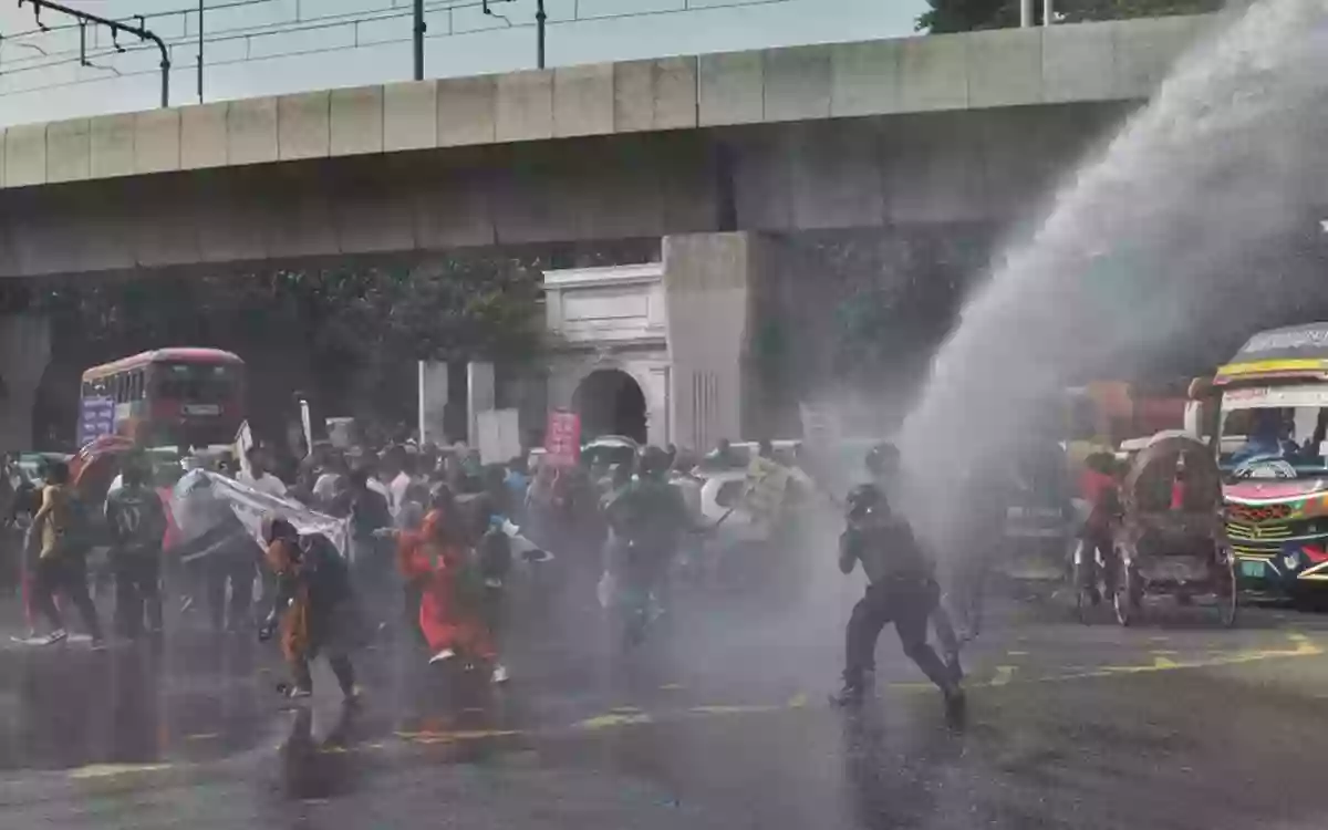 Rising Cumilla - Police lathi charge on 35 protestors hoping to enter the job
