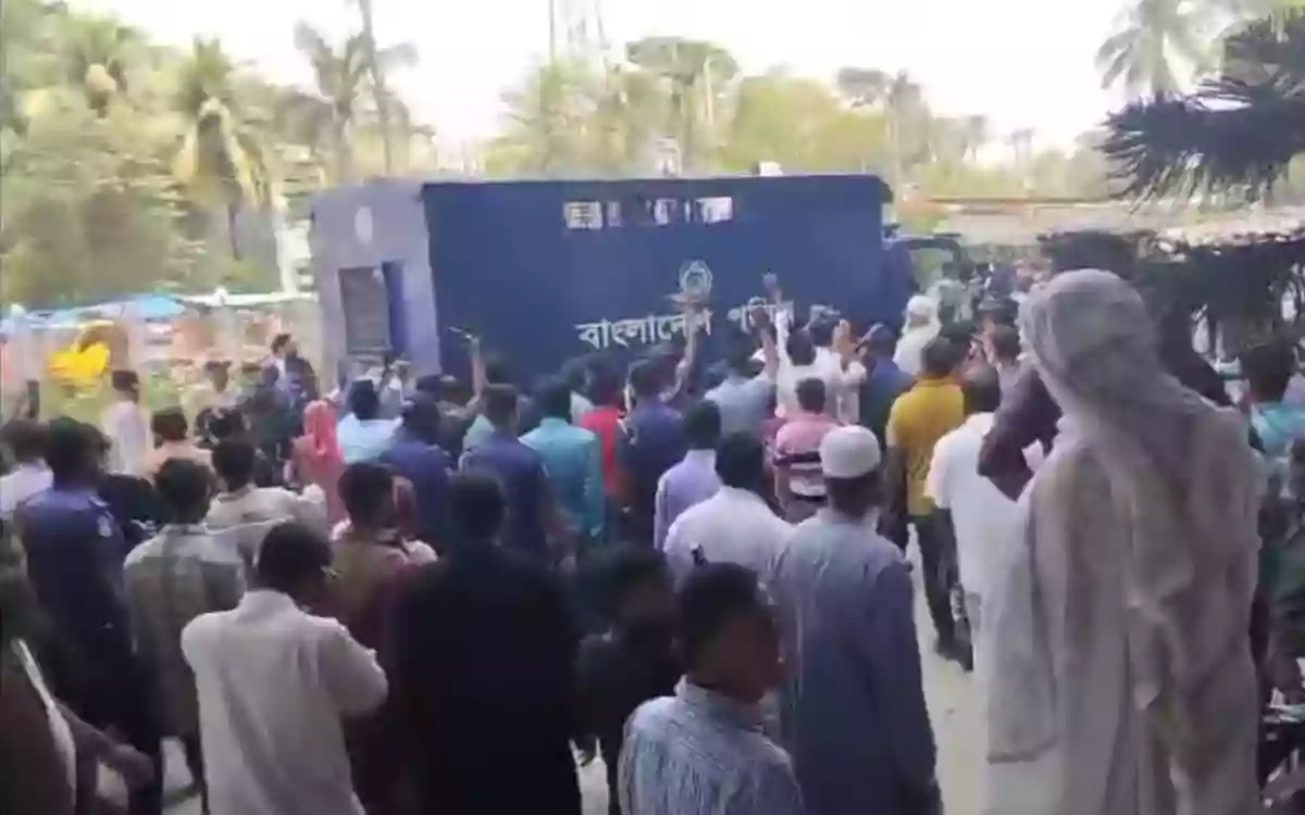 Rising Cumilla - Slogans of A.League activists in the court premises in Noakhali