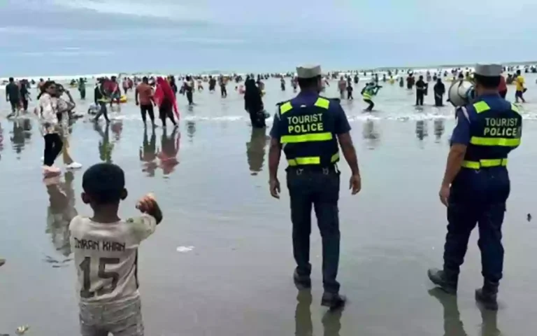 Rising Cumilla - Stormy seas in cyclone Dana, tourists in the sea bathing ignoring warning signs
