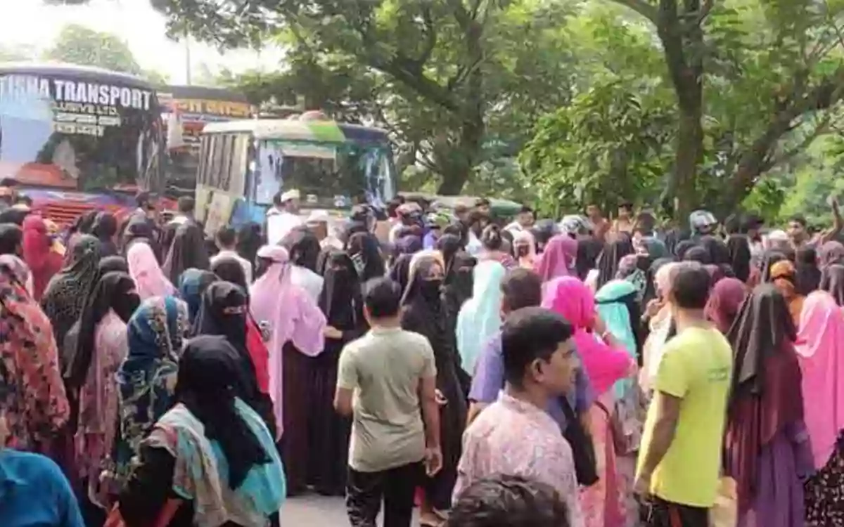 Rising Cumilla - Workers' protest blocking the highway, traffic jam on both Dhaka-Comillamukhi lanes
