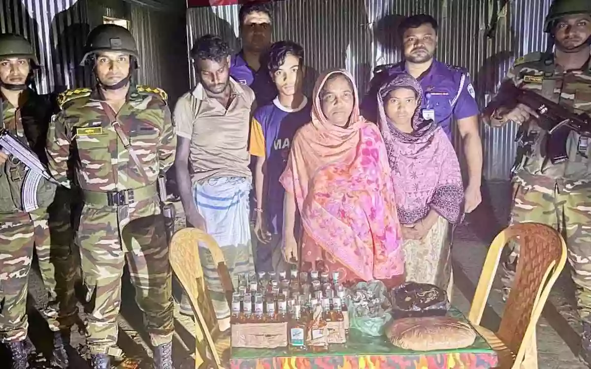 Rising Cumilla.Com - 5 people were arrested with drugs in the operation of joint forces in Burichong of Cumilla