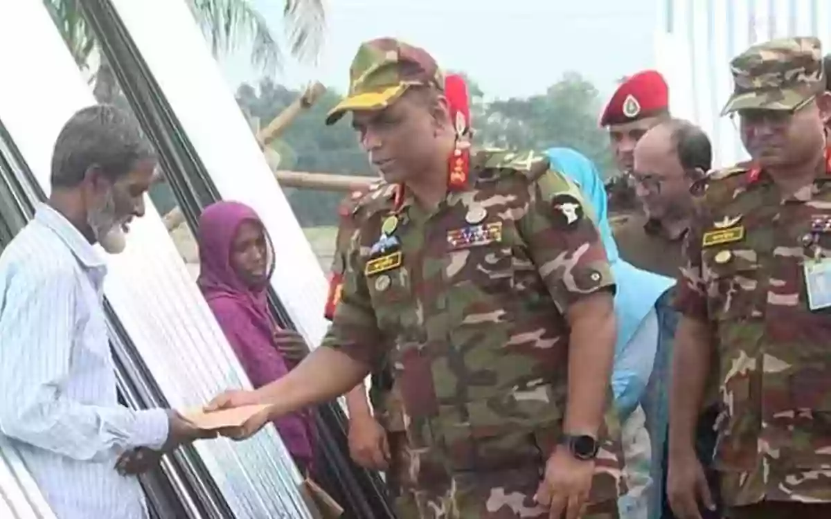 Rising Cumilla.Com - Distribution of tins and cash among 40 poor families affected by floods in Cumilla