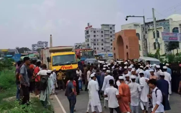 Rising Cumilla.Com - Highway blockade demanding removal of madrasa principal at Daudkandi in Cumilla