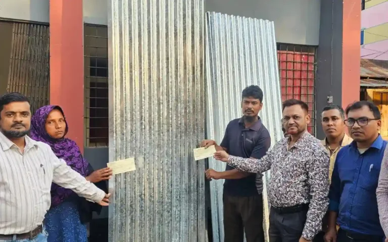ব্রাহ্মণপাড়ায় বন্যায় ক্ষতিগ্রস্তদের মাঝে টিন বিতরন ও চেক হস্তান্তর