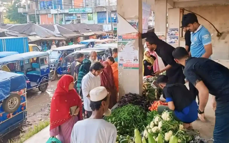 ব্রাহ্মণপাড়ায় বৈষম্যবিরোধী ছাত্রদের দোকানে ক্রেতা সাধারণ মানুষের স্বস্তি