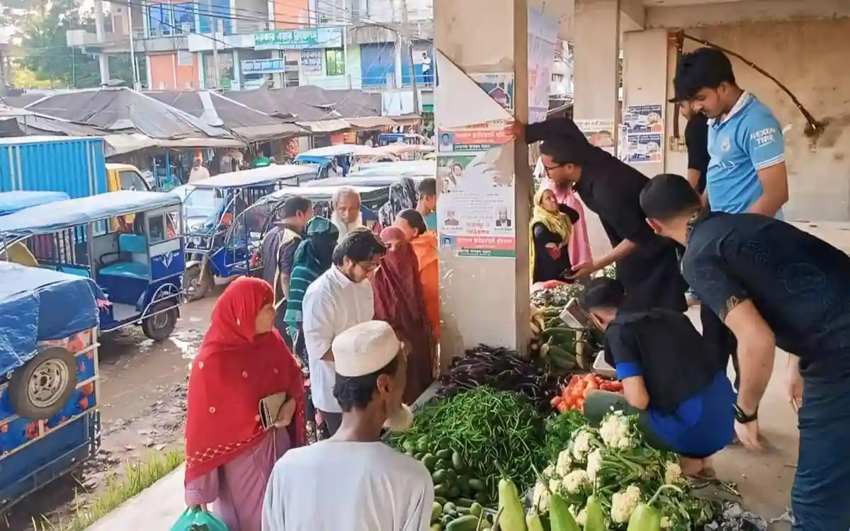 ব্রাহ্মণপাড়ায় বৈষম্যবিরোধী ছাত্রদের দোকানে ক্রেতা সাধারণ মানুষের স্বস্তি