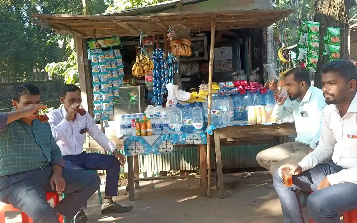 ব্রাহ্মণপাড়ায় তেঁতুল চায়ের স্বাদ নিতে ছুটে আসছেন মানুষ