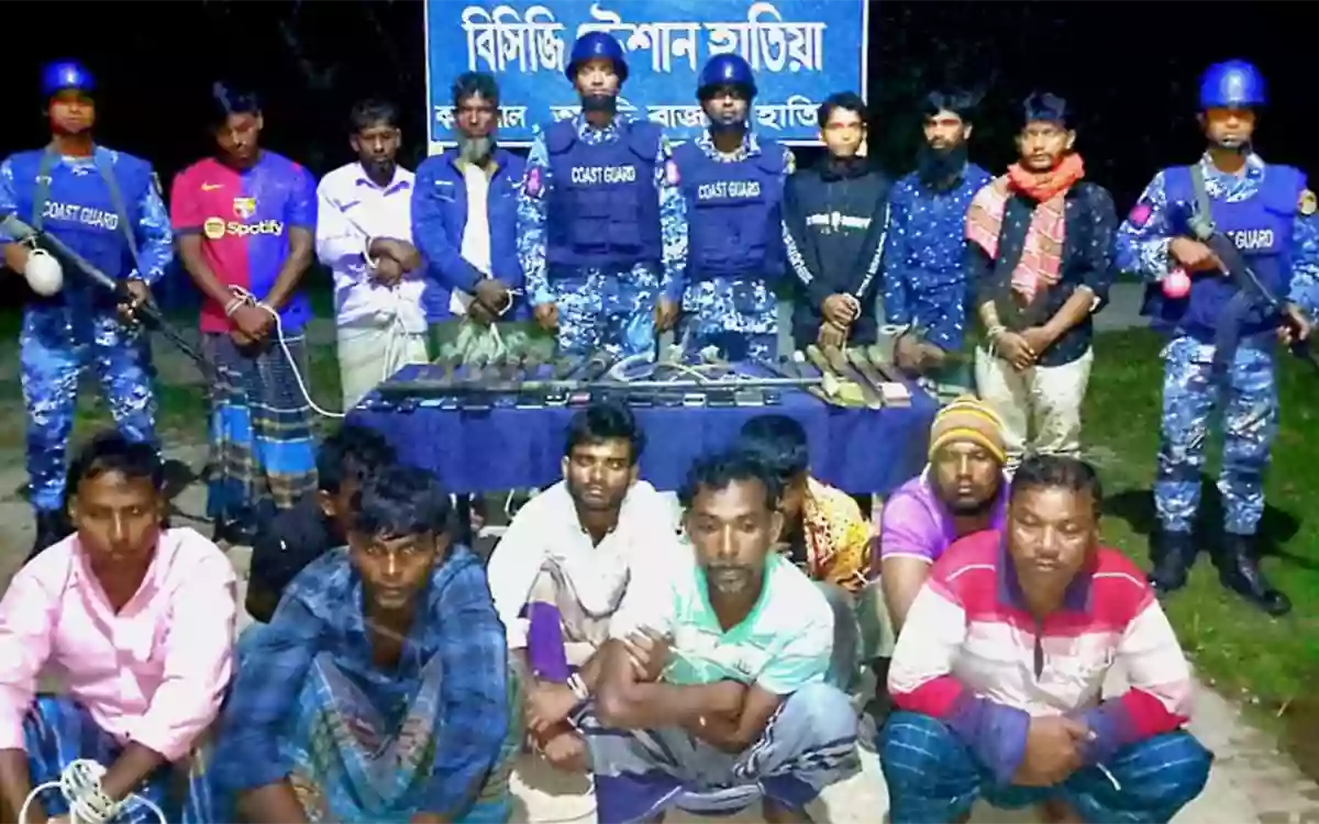 Rising Cumilla - 14 robbers arrested with firearms from Hatia