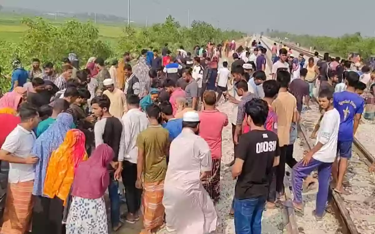 Rising Cumilla -5 passengers of an autorickshaw died after being hit by a train in Cumilla's Burichong