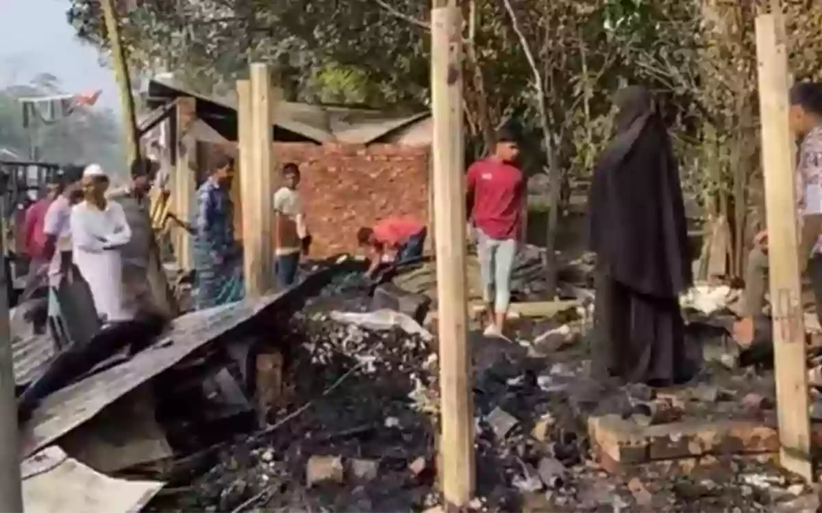 Rising Cumilla - 8 shops burnt to ashes in early morning fire in Noakhali