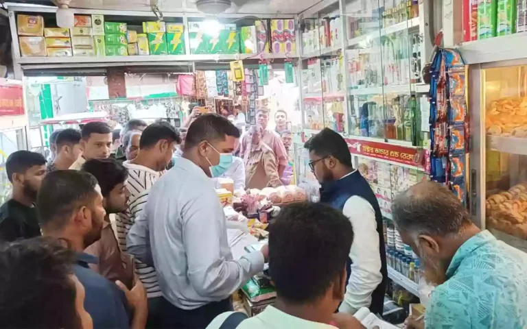Rising Cumilla - A fine of 10 thousand rupees was imposed on a sweet shop in Cumilla's Laksam