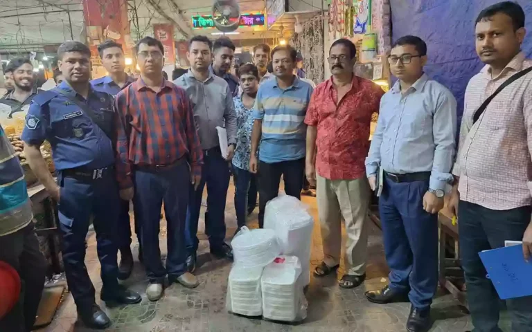 Rising Cumilla - Cumilla market is going on raids and fines against banned polythene