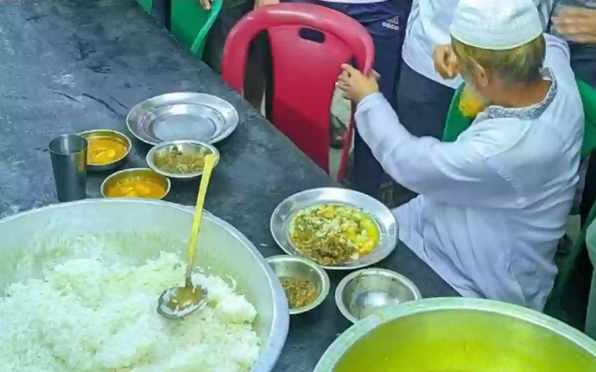 Rising Cumilla - Excited about the poor quality of food in the hall, the students fed the manager