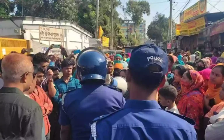 Rising Cumilla - Factory closed without pay, workers in protest