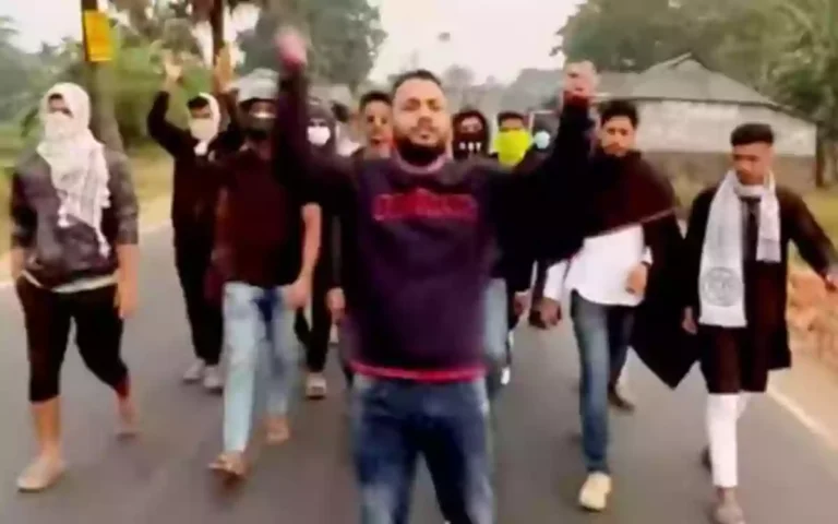 Rising Cumilla - Jhtika procession of banned organization Chhatra League wearing mask-helmet, 6 arrested