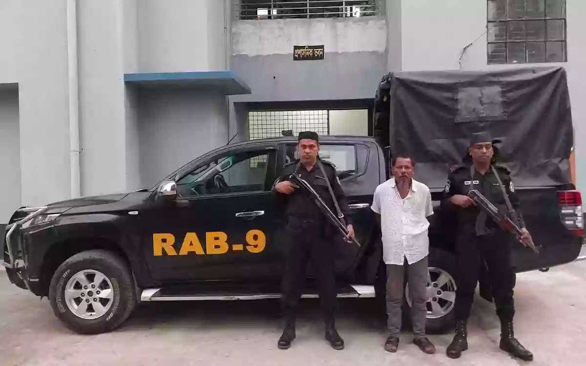Rising Cumilla - Notorious drug dealer Moni arrested in RAB operation in Cumilla