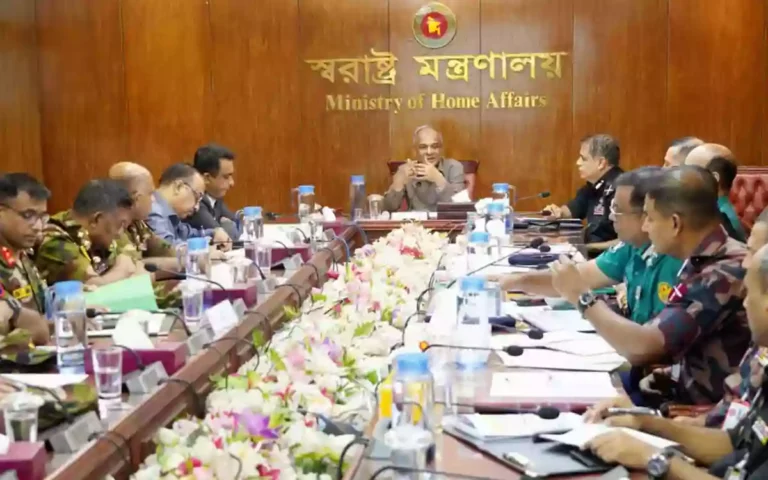 Rising Cumilla - One of the problems in traffic management is illegal street stalls Said Home Advisor