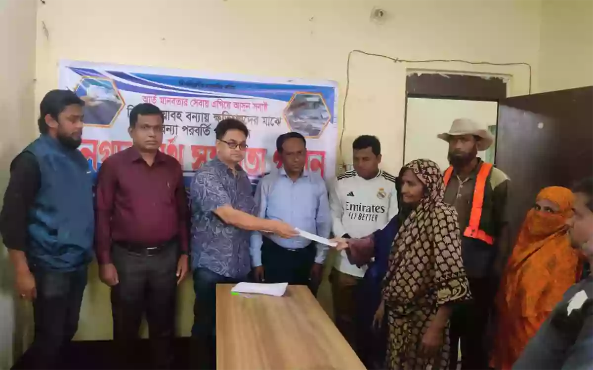 Rising Cumilla - Providing cash assistance to flood victims in Burichong-Brahmanpara, Cumilla