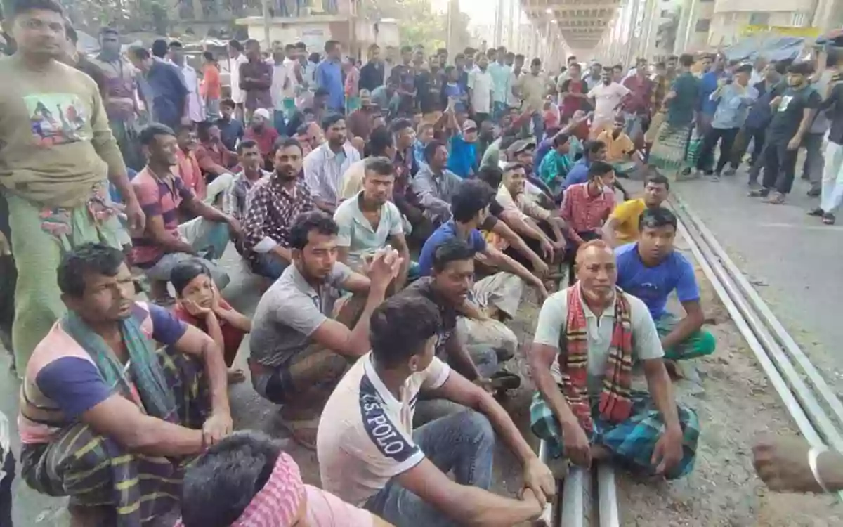 Rising Cumilla - This time, the blockade of the rickshaw drivers on the railway line in Mohakhali, train movement stopped