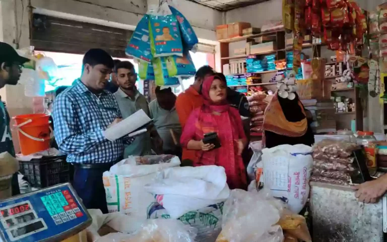 Rising Cumilla - Four shopkeepers fined Tk 26,000 for various irregularities in Cumilla