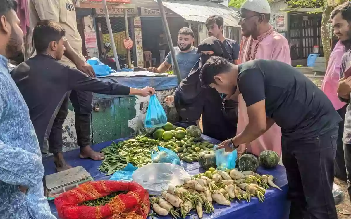 RisingCumilla.Com - Barisal University Students Fair Price Market, Satisfied Buyers