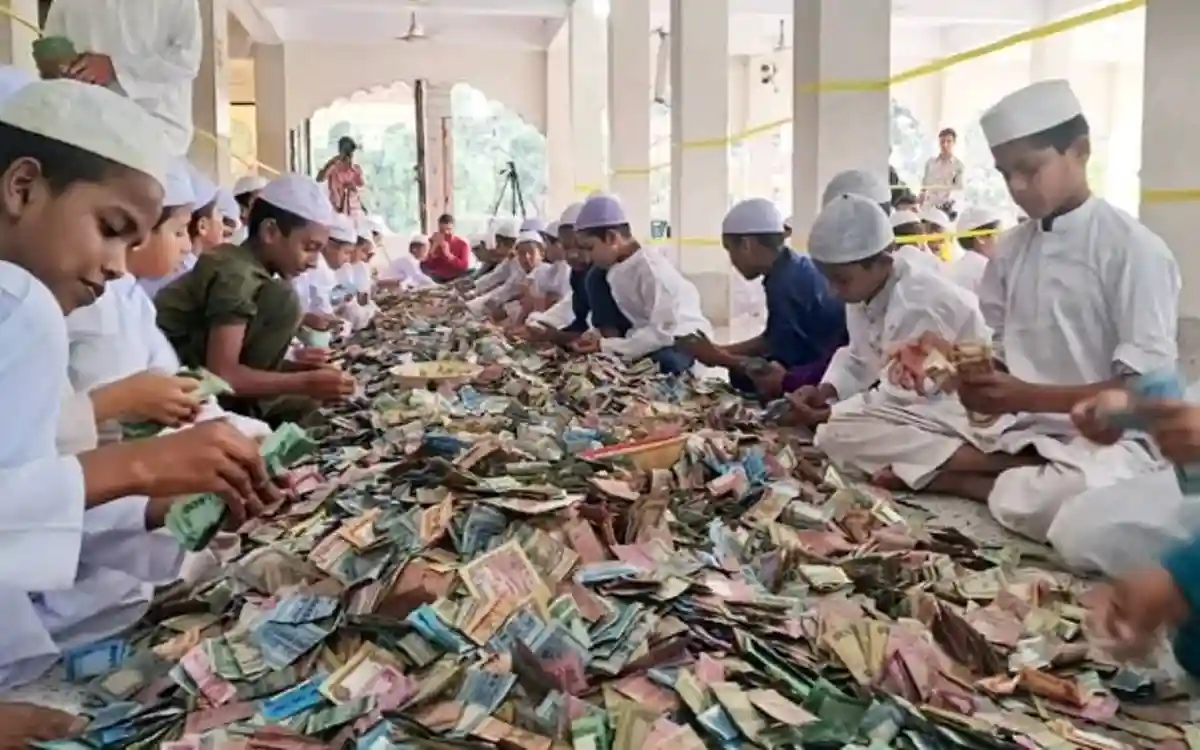 পাগলা মসজিদের দানবাক্সে এবার রেকর্ড ২৯ বস্তা টাকা, চলছে গণনা